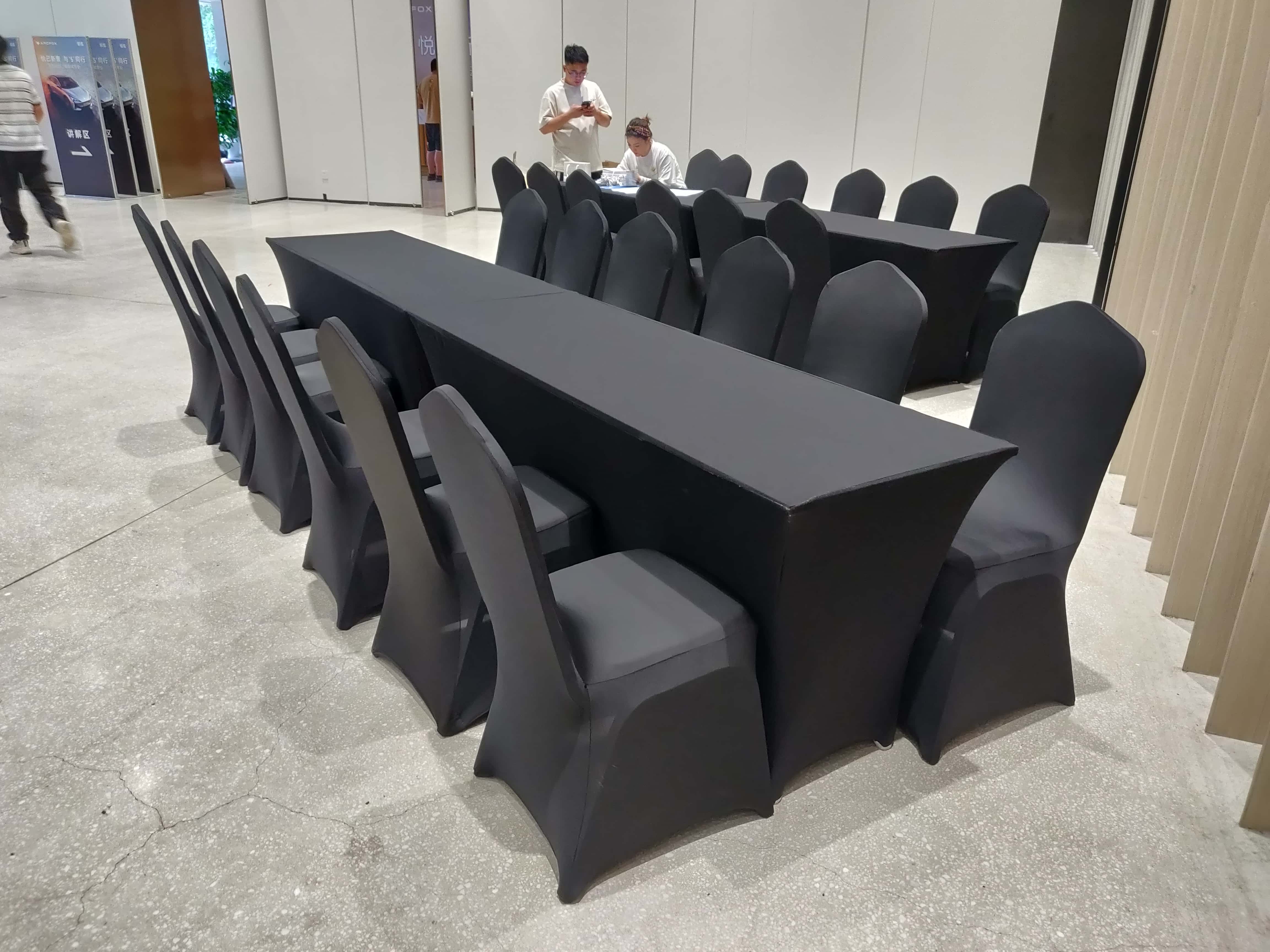 上海展会家具租赁——汽车展会讲解区黑色桌布会议桌深灰椅套布置实景