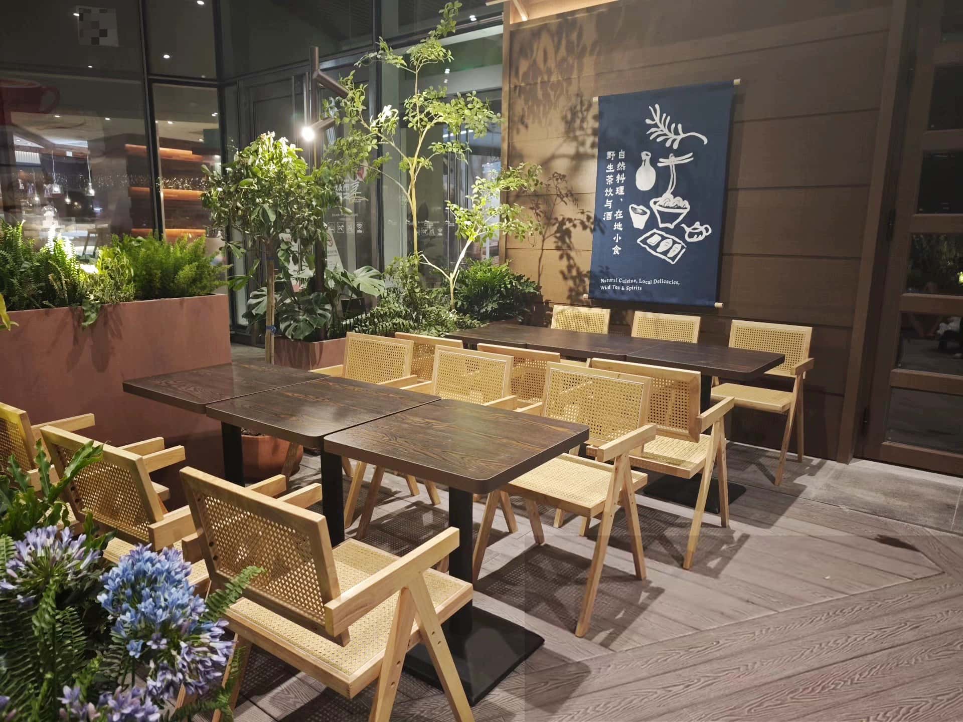 上海户外家具租赁——藤编扶手椅木质餐桌花箱绿植户外餐饮区布置实景